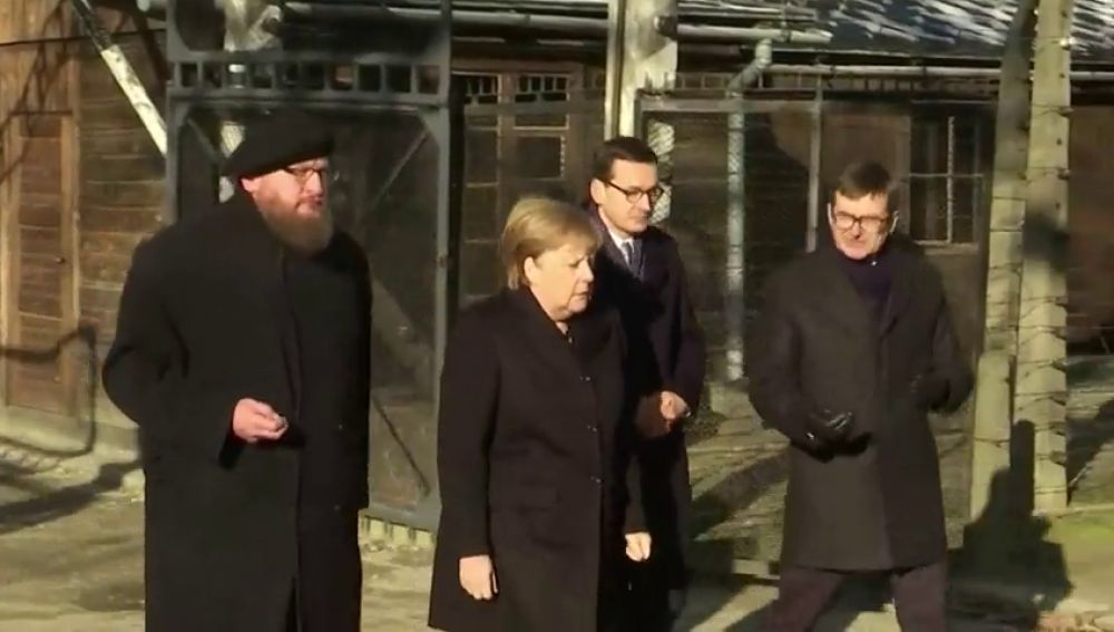 Angela Merkel visita Auschwitz, el mayor campo de exterminio nazi