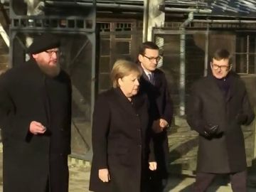 Angela Merkel visita Auschwitz, el mayor campo de exterminio nazi