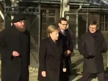 Angela Merkel visita Auschwitz, el mayor campo de exterminio nazi Angela Merkel visita Auschwitz, el mayor campo de exterminio nazi