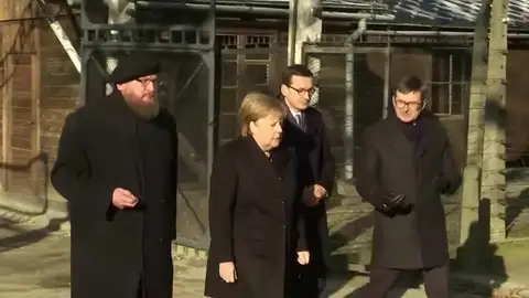 Angela Merkel visita Auschwitz, el mayor campo de exterminio nazi Angela Merkel visita Auschwitz, el mayor campo de exterminio nazi