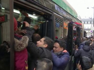 Nuevos bloqueos y retrasos en el transporte francés por tercer día consecutivo