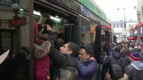 Nuevos bloqueos y retrasos en el transporte francés por tercer día consecutivo Nuevos bloqueos y retrasos en el transporte francés por tercer día consecutivo