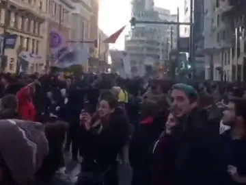 Cientos de personas cortan la Gran Vía para exigir a la Cumbre del Clima 2019 que actúe ya ante la urgencia climática Cientos de personas cortan la Gran Vía para exigir a la Cumbre del Clima 2019 que actúe ya ante la urgencia climática