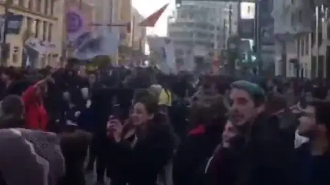 Cientos de personas cortan la Gran Vía para exigir a la Cumbre del Clima 2019 que actúe ya ante la urgencia climática Cientos de personas cortan la Gran Vía para exigir a la Cumbre del Clima 2019 que actúe ya ante la urgencia climática