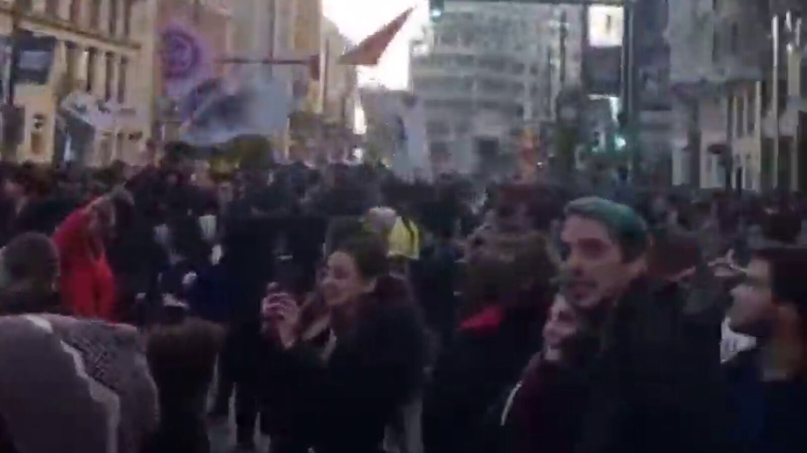Cientos de personas cortan la Gran Vía para exigir a la Cumbre del Clima 2019 que actúe 