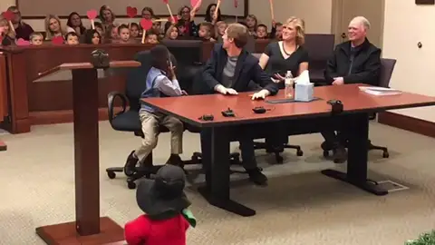 Un niño invita a sus compañeros de la guardería a su proceso de adopción y se hace viral Un niño invita a sus compañeros de la guardería a su proceso de adopción y se hace viral