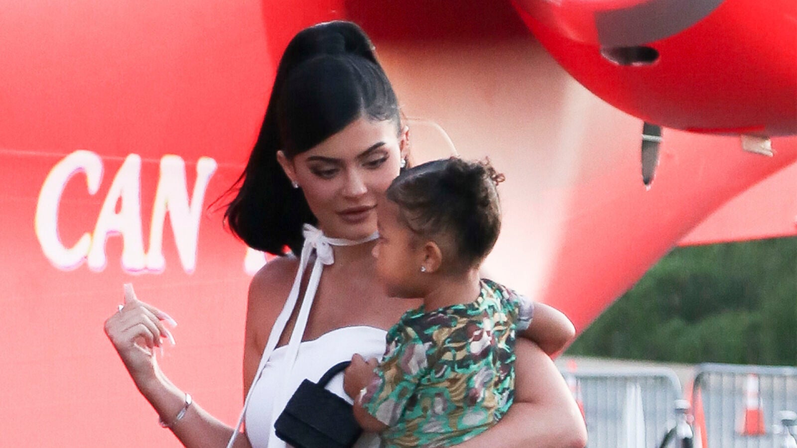 Stormi, la hija de un año de Kylie Jenner, esquía en la nieve mejor que nosotros