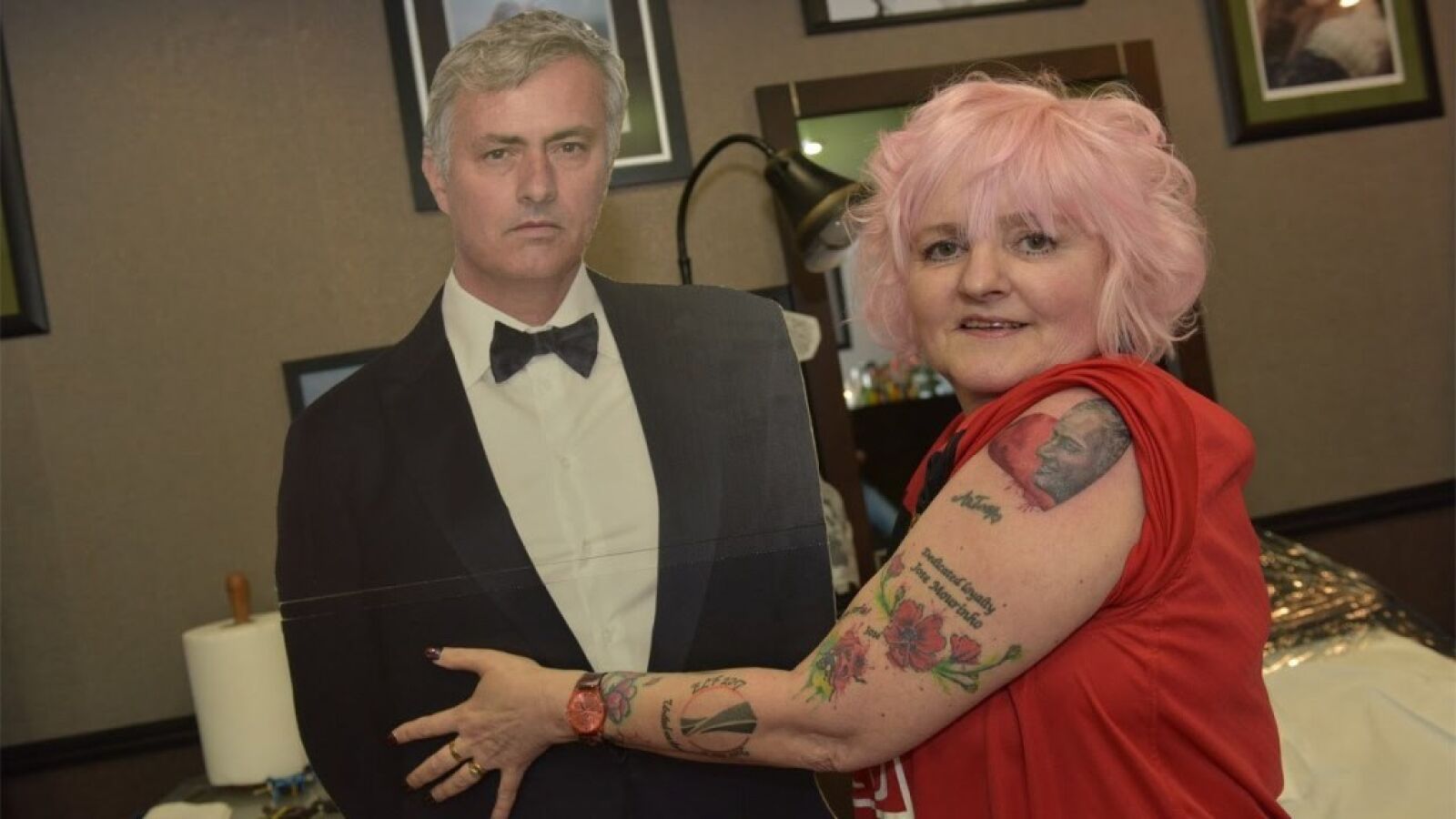 Una mujer de 62 años se tatúa a José Mourinho en su cuerpo... ¡38 veces!