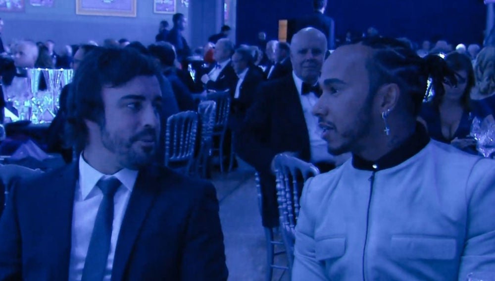 Hamilton y Alonso durante la gala