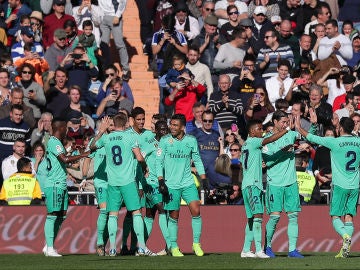 Los jugadores del Real Madrid celebran el gol da Varane Los jugadores del Real Madrid celebran el gol da Varane