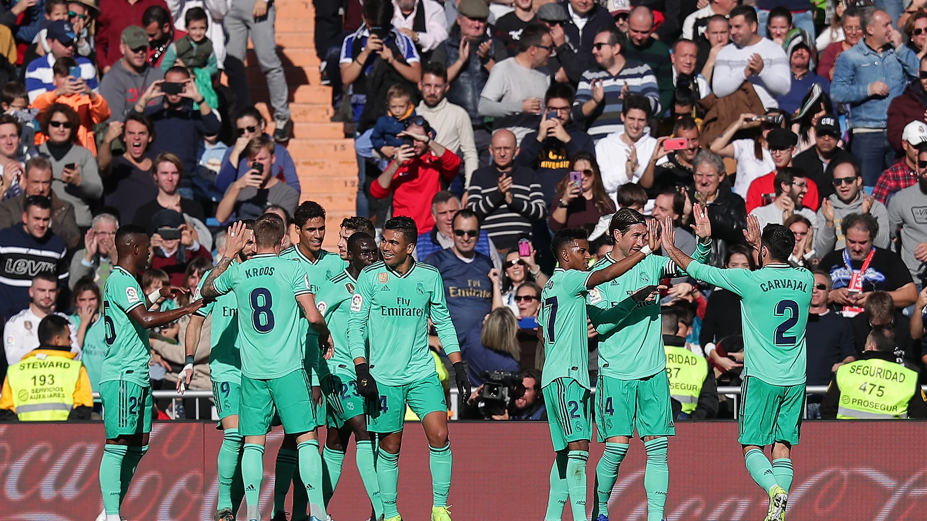 Los jugadores del Real Madrid celebran el gol da Varane Los jugadores del Real Madrid celebran el gol da Varane