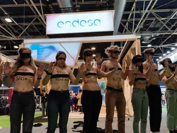 Varias activistas se quitan la camiseta Varias activistas se quitan la camiseta