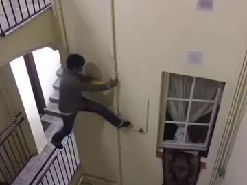 Un hombre intenta colarse en una vivienda