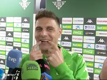 Joaquín desvela por fin su secreto: "Jamón, tintito de verano... y mamar de la teta de mi madre hasta los seis años" Joaquín desvela por fin su secreto: "Jamón, tintito de verano... y mamar de la teta de mi madre hasta los seis años"
