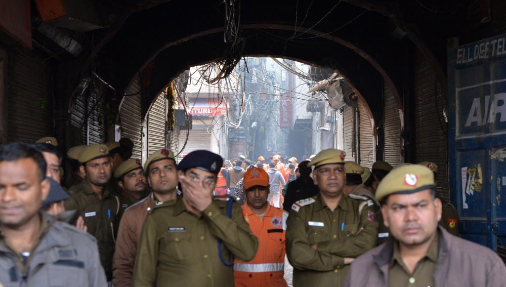 Al menos 42 muertos y más de 64 heridos en incendio en una fábrica de Delhi