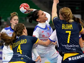 Almudena Rodrigues intenta tirar a portería Almudena Rodrigues intenta tirar a portería