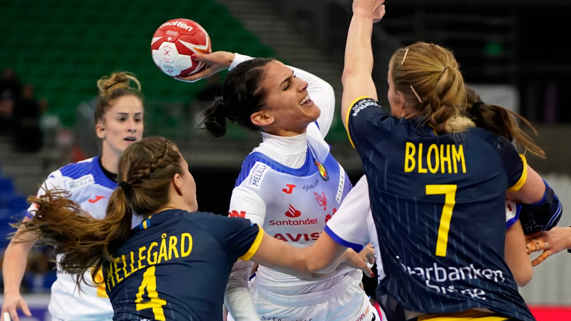 Almudena Rodrigues intenta tirar a portería Almudena Rodrigues intenta tirar a portería