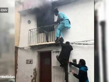 Un senegalés rescata a un hombre de una casa en llamas en Denia