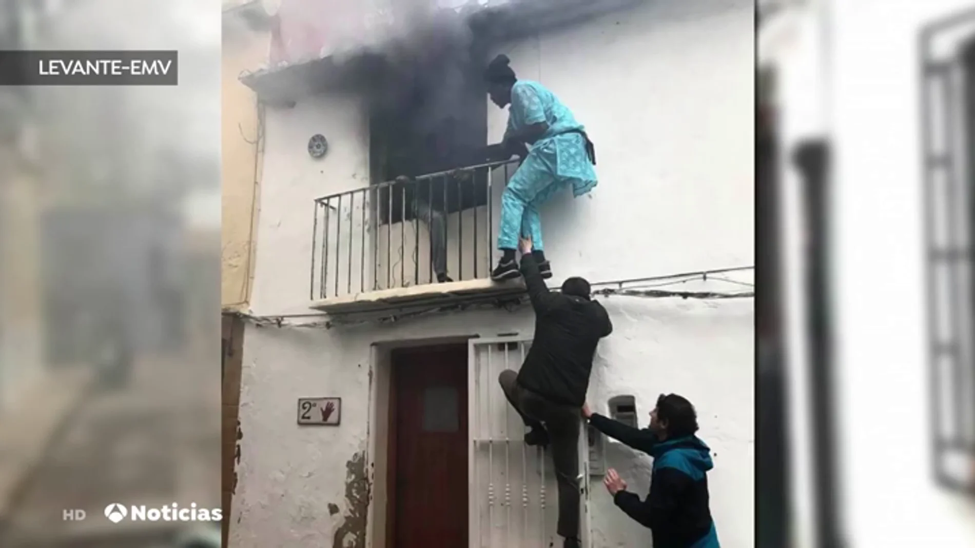 Un senegalés rescata a un hombre de una casa en llamas en Denia Un senegalés rescata a un hombre de una casa en llamas en Denia