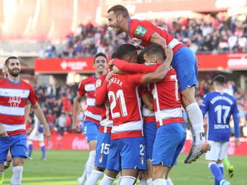 Roberto Soldado celebra un gol con sus compañeros del Granada