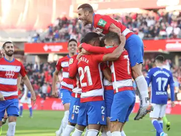 Roberto Soldado celebra un gol con sus compañeros del Granada Roberto Soldado celebra un gol con sus compañeros del Granada