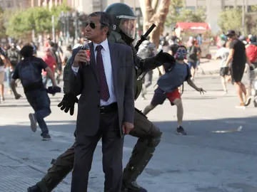 Hombre tomando un refresco en una protesta en Chile Hombre tomando un refresco en una protesta en Chile
