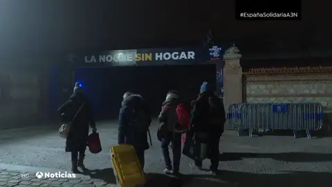 Más de un millar de personas se unen a 'La noche sin hogar' en Madrid para reclamar soluciones Más de un millar de personas se unen a 'La noche sin hogar' en Madrid para reclamar soluciones