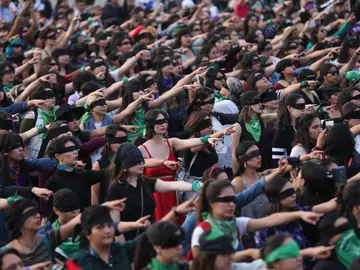 Miles de mujeres realizan la performance 'Un violador en tu camino' Miles de mujeres realizan la performance 'Un violador en tu camino'