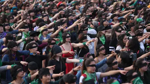 Miles de mujeres realizan la performance 'Un violador en tu camino' Miles de mujeres realizan la performance 'Un violador en tu camino'