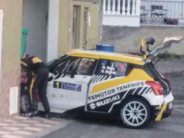 Un coche termina empotrado en una lavandería durante un rally