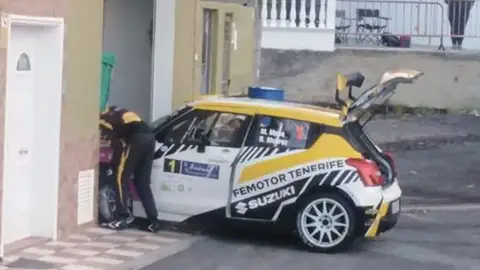 Un coche termina empotrado en una lavandería durante un rally Un coche termina empotrado en una lavandería durante un rally