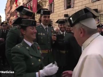 Unos agentes de la Guardia Civil entregan un tricornio al Papa Francisco