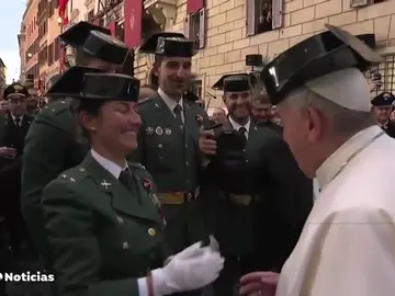 Unos agentes de la Guardia Civil entregan un tricornio al Papa Francisco Unos agentes de la Guardia Civil entregan un tricornio al Papa Francisco