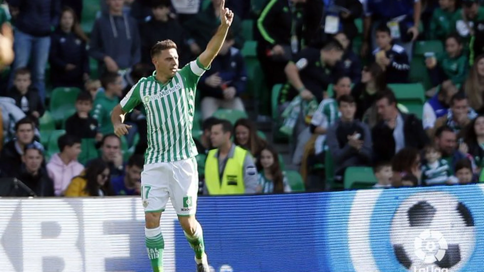 Joaquín celebrando uno de sus tres goles Joaquín celebrando uno de sus tres goles