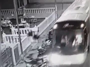 Un hombre roba un autobús y arrolla con varios coches y motos en Benidorm