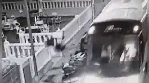 Un hombre roba un autobús y arrolla con varios coches y motos en Benidorm Un hombre roba un autobús y arrolla con varios coches y motos en Benidorm