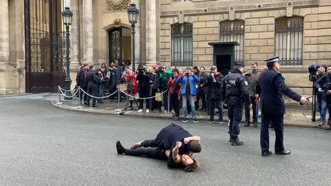 Dos activistas Femen intentan boicotear la cumbre sobre Ucrania Dos activistas Femen intentan boicotear la cumbre sobre Ucrania