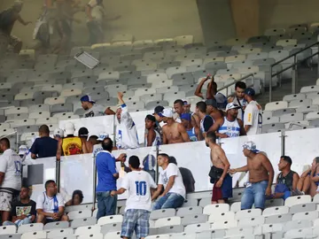 Aficionados del Cruzeiro lanzan sillas al campo Aficionados del Cruzeiro lanzan sillas al campo