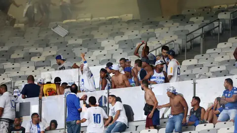 Aficionados del Cruzeiro lanzan sillas al campo Aficionados del Cruzeiro lanzan sillas al campo