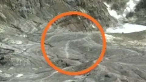 Una cámara captó a varios turistas cerca del cráter del volcán Whakaari de Nueva Zelanda justo antes de la erupción Una cámara captó a varios turistas cerca del cráter del volcán Whakaari de Nueva Zelanda justo antes de la erupción