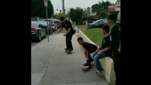 Ray Encinas exhibe sus dotes como skater Ray Encinas exhibe sus dotes como skater