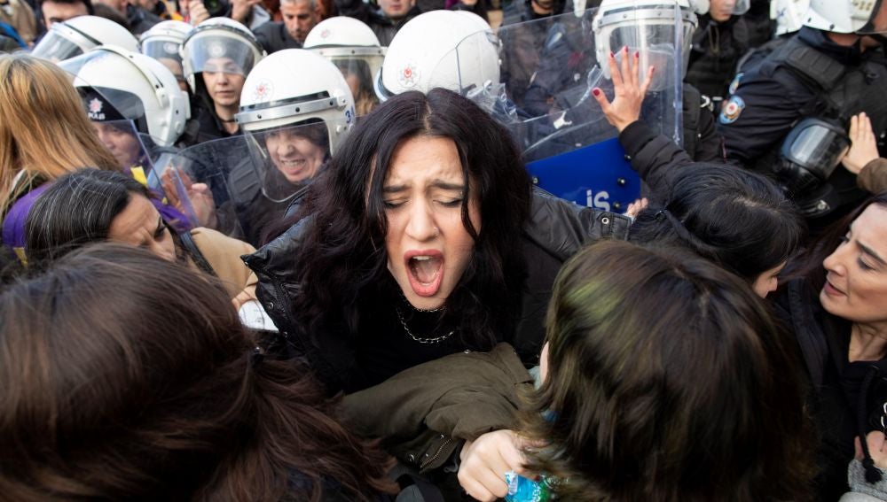 La policía turca dispersa a las mujeres que participan en la coreografía de la canción 'Un violador en tu camino'