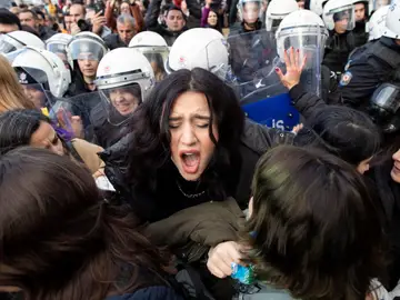 La policía turca dispersa a las mujeres que participan en la coreografía de la canción 'Un violador en tu camino' La policía turca dispersa a las mujeres que participan en la coreografía de la canción 'Un violador en tu camino'