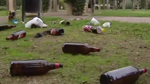Los vecinos de Los Remedios, hartos del botellón Los vecinos de Los Remedios, hartos del botellón
