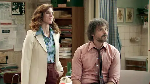 Julia regresa al despacho de abogados y encuentra acompañante para Barcelona Julia regresa al despacho de abogados y encuentra acompañante para Barcelona