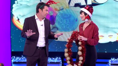 Arturo Valls, reticente a enseñar sus bolas... de Navidad en '¡Ahora caigo!'