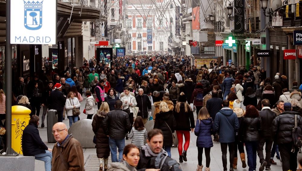 Miles de madrileños y turistas recorren las principales arterias de la capital