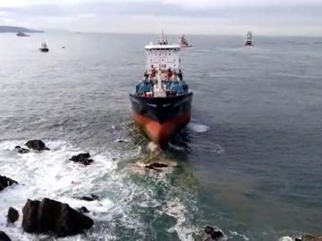 REEMPLAZO Consiguen reflotar el Blue Star, el buque encallado en una zona rocosa de A Coruña  
