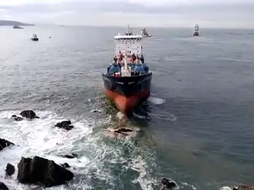 REEMPLAZO Consiguen reflotar el Blue Star, el buque encallado en una zona rocosa de A Coruña REEMPLAZO Consiguen reflotar el Blue Star, el buque encallado en una zona rocosa de A Coruña