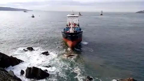 REEMPLAZO Consiguen reflotar el Blue Star, el buque encallado en una zona rocosa de A Coruña REEMPLAZO Consiguen reflotar el Blue Star, el buque encallado en una zona rocosa de A Coruña